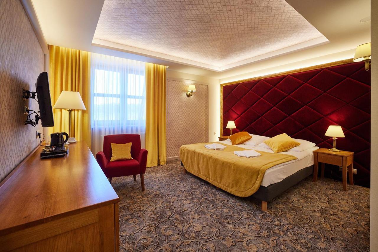 Debowy Dwor Hotell Ruda Rozaniecka Eksteriør bilde