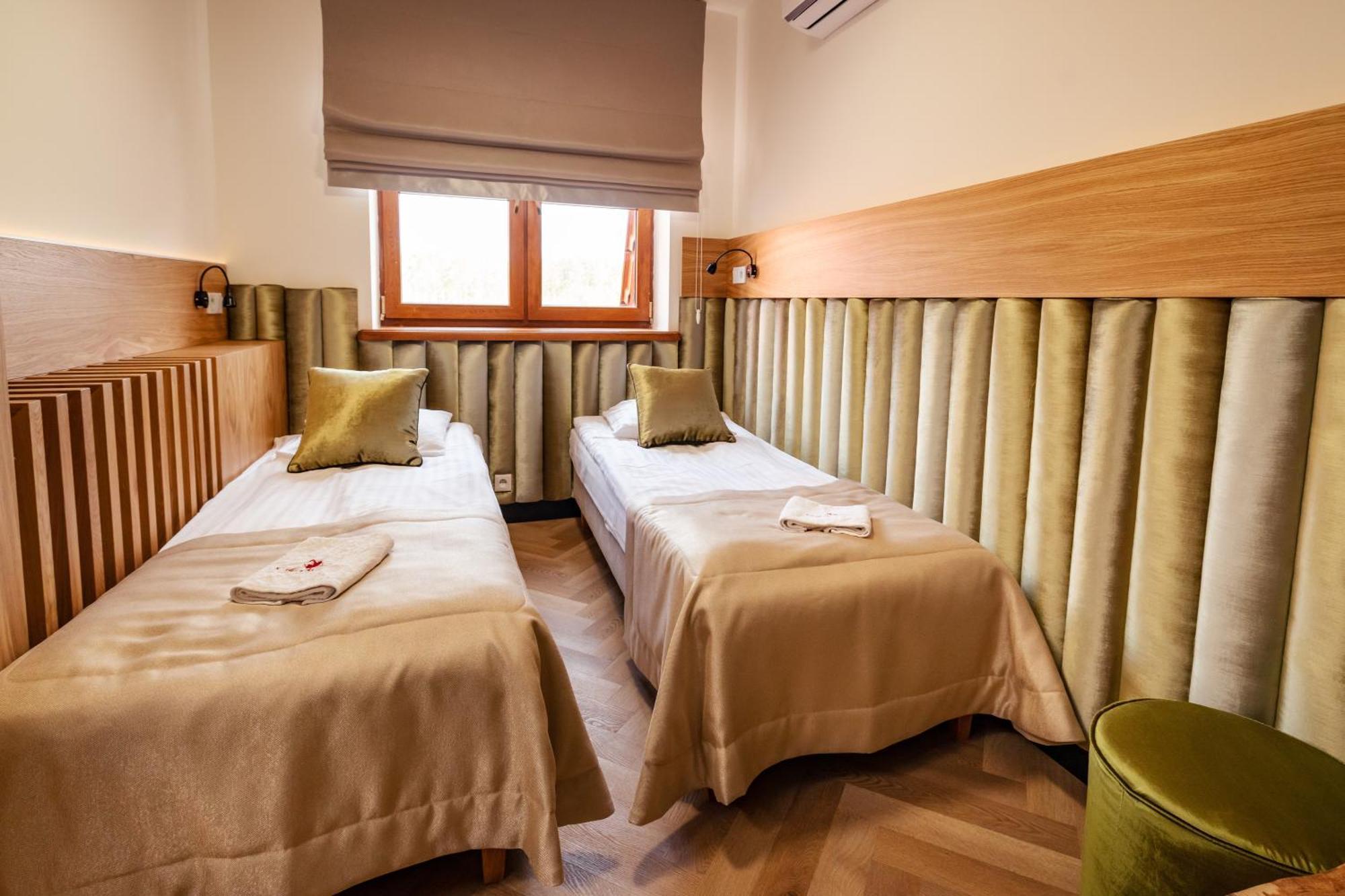 Debowy Dwor Hotell Ruda Rozaniecka Eksteriør bilde